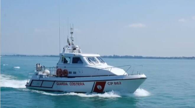 San Felice del Benaco, natante spiaggiato alla Gardiola