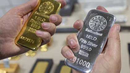 Silver prices breach ₹4 lakh per kg mark in futures trade amid strong global cues