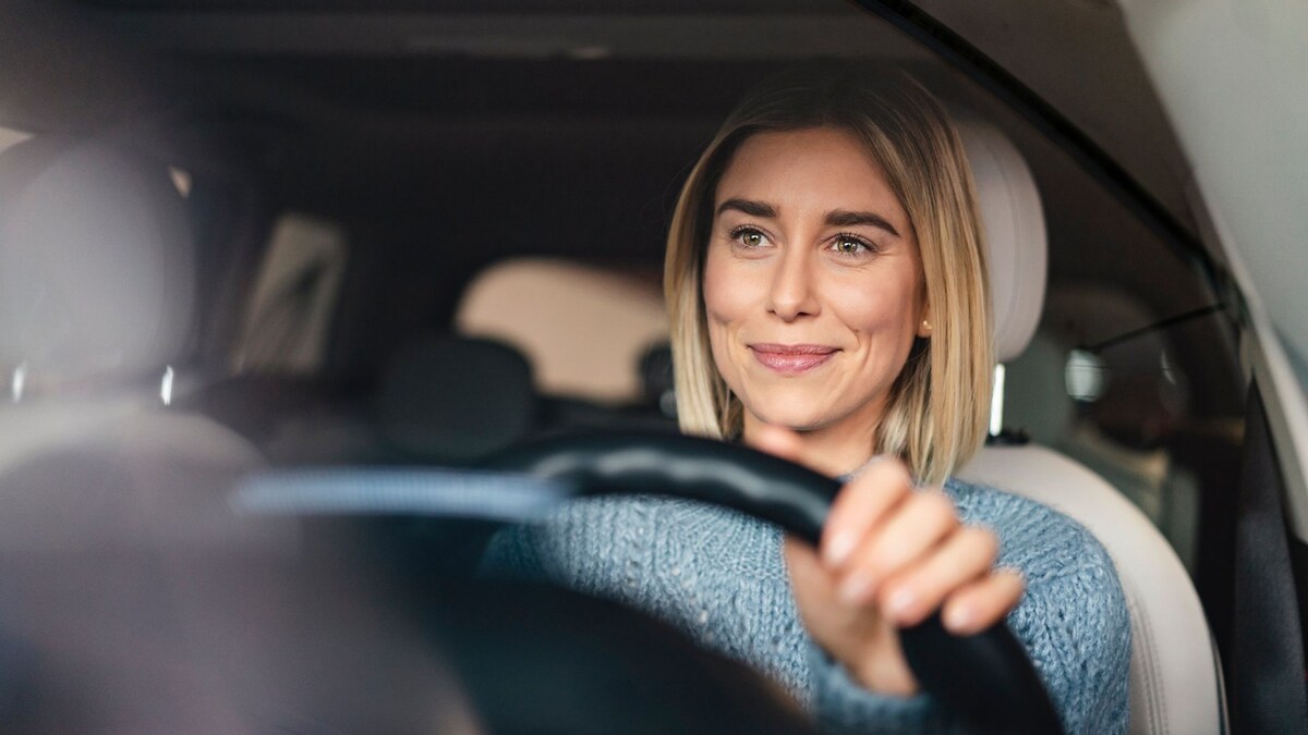 La DGT sorprende con esta nueva pegatina azul que cambiará el tráfico en las ciudades