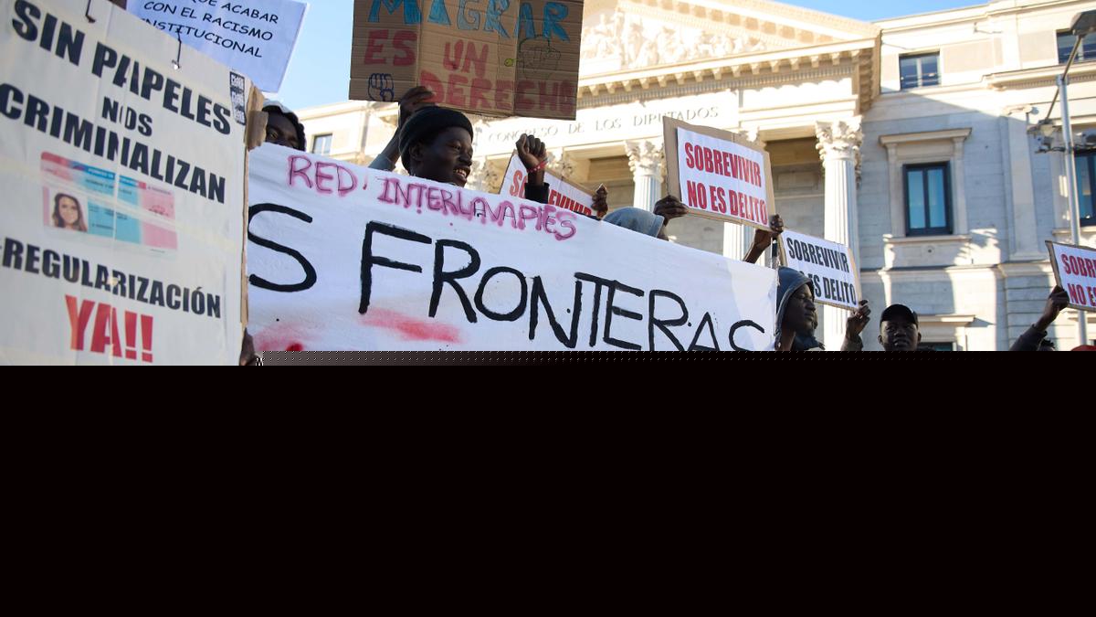 La iniciativa popular para regularizar migrantes languidece en el Congreso en pleno choque entre Junts y Podemos