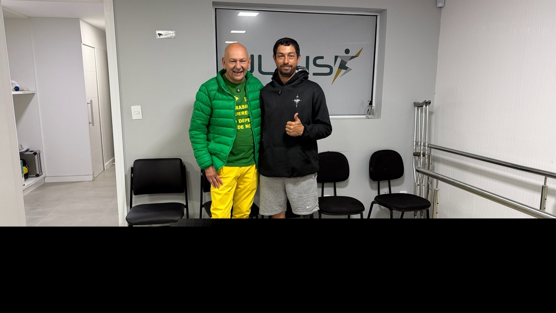 Luciano Hang surge de surpresa e entrega prótese a pedreiro em Florianópolis