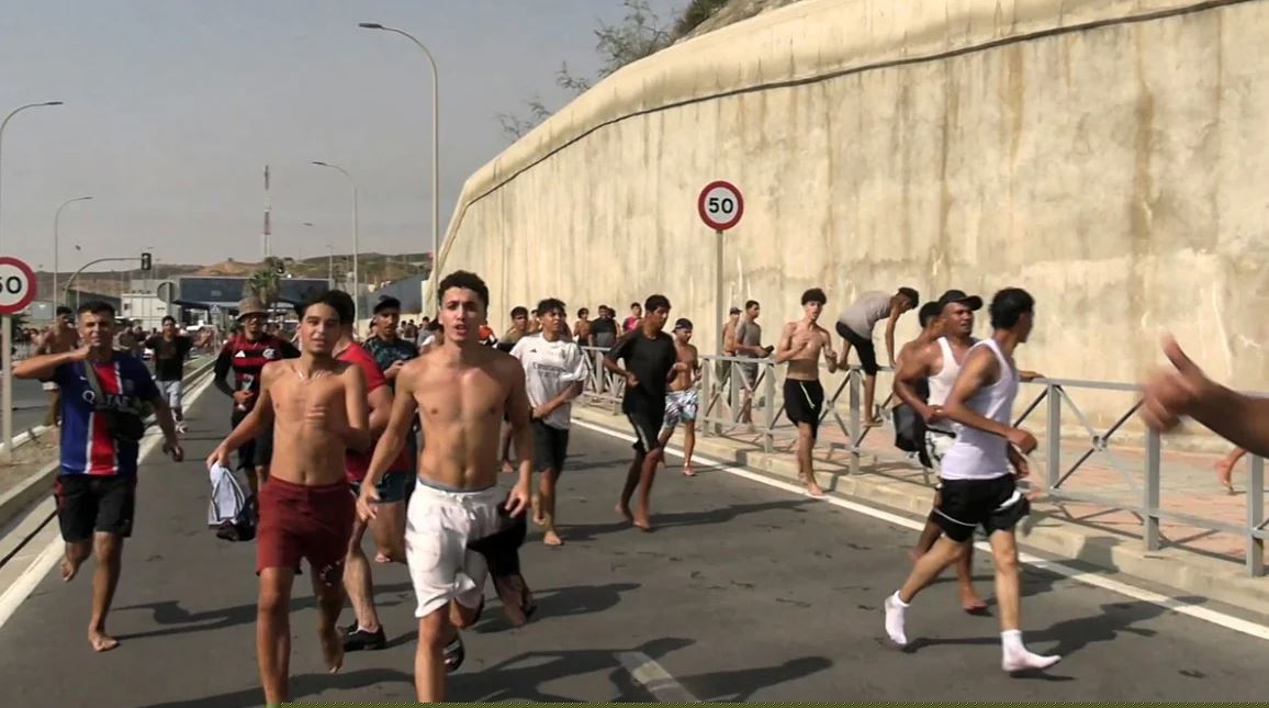 VIDEO/ Alarm në Spanjë, emigrantët marokenë vërshojnë drejt Ceutës, 9 të vdekur, ushtria zbret në terren