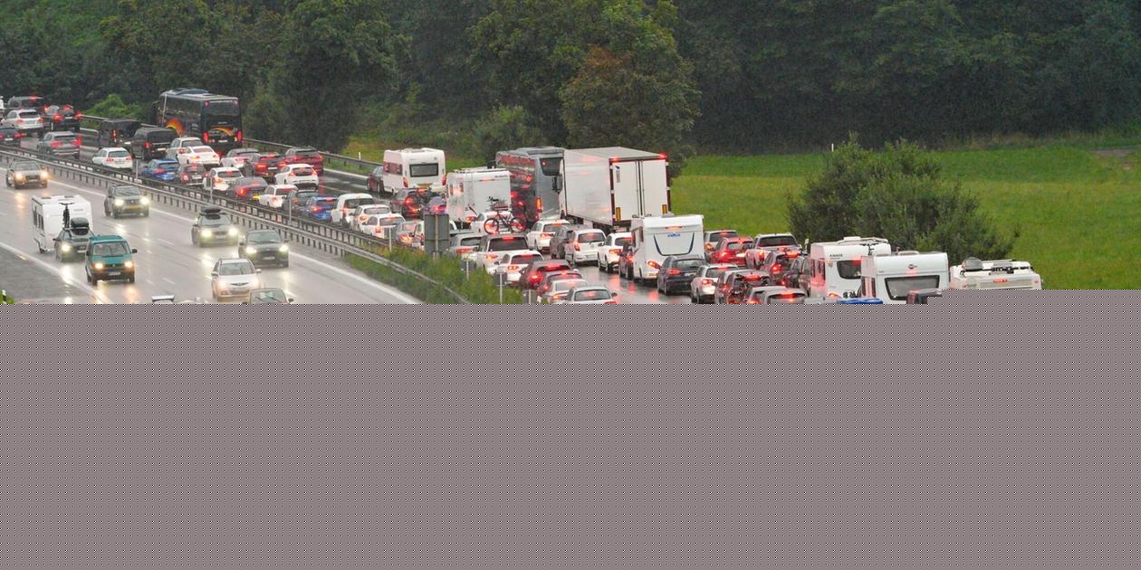 Lkw steht auf A8 quer - Vollsperrung sorgt für langen Stau und Großeinsatz bei strömendem Regen