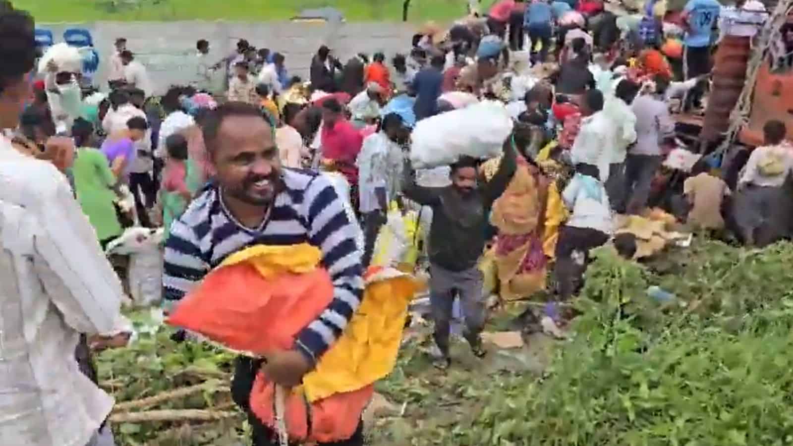 Video: People loot apples from wrecked lorry in Mahabubabad
