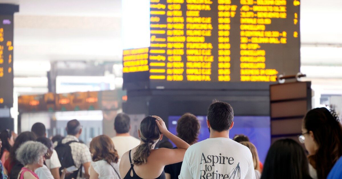 Donna vaga sui binari della stazione di Firenze: fino a un’ora di ritardi per i treni