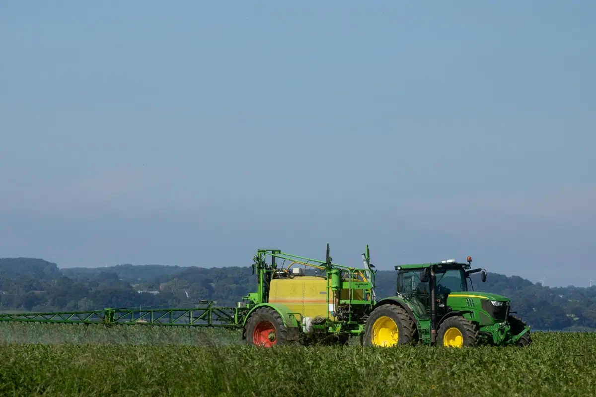 Clorpirifós bajo la lupa: el pesticida agrícola que expone al ambiente y a la salud a un mayor riesgo de Parkinson
