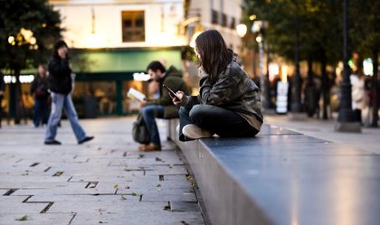 La gramática digital: secuestro de la atención y manipulación del deseo