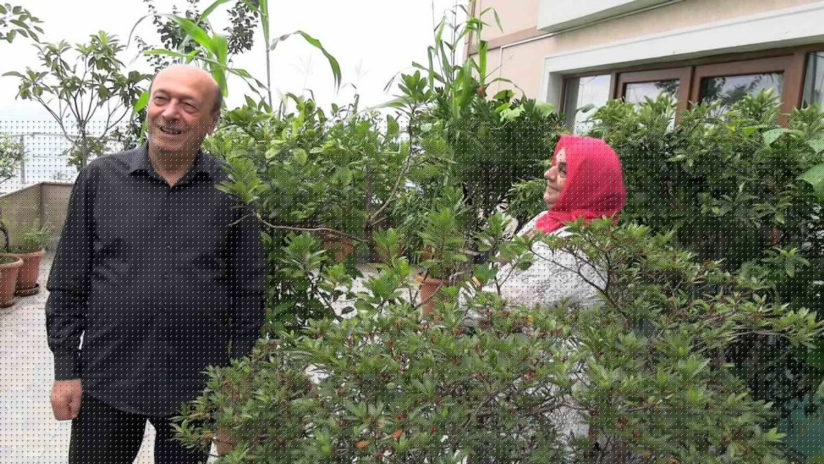 Rize'de Çift, Balkonlarını 102 Saksıda Meyve Ağaçlarıyla Botanik Bahçesine Dönüştürdü