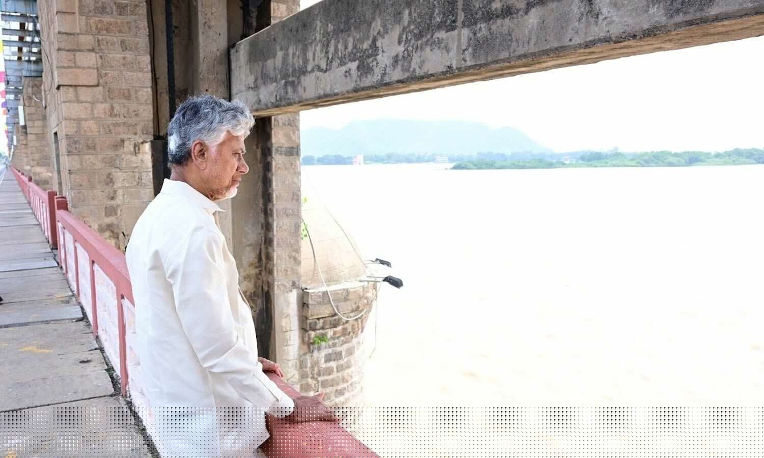 Chandrababu Naidu inspects water levels at Prakasam Barrage