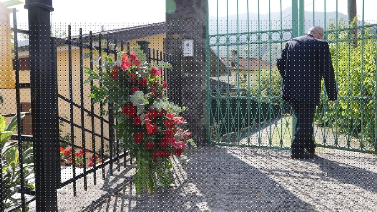 “Buon viaggio, babbo”: il ricordo della figlia Teresa ai funerali privati di Francesco Guccini a Pavana