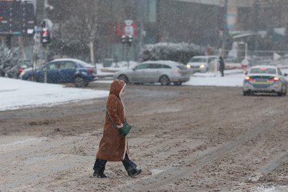 Cum e vremea în acest weekend. Se răcește puternic și revine zăpada. ANM anunță ninsori și la București