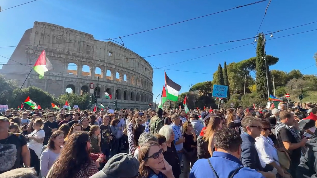 Roma in piazza per la Palestina: cori, bandiere e un fiume umano che chiede la pace