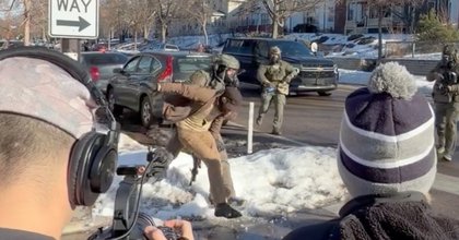 Mort d'Alex Pretti: de nouvelles vidéos font surface, l'infirmier avait été plaqué au sol par des agents fédéraux onze jours avant sa mort