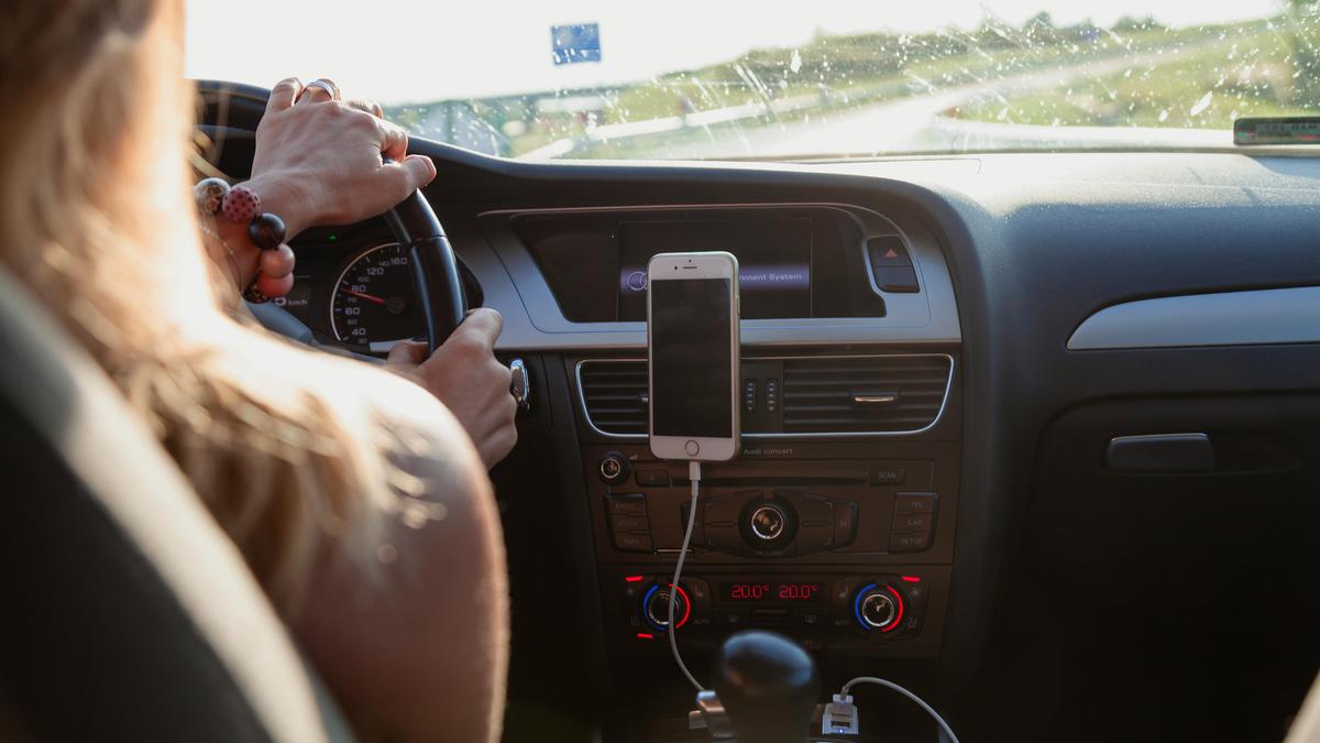 Baterai Aman, Perjalanan Nyaman! Ini 4 Rekomendasi Car Charger Wajib Punya Buat Road Trip