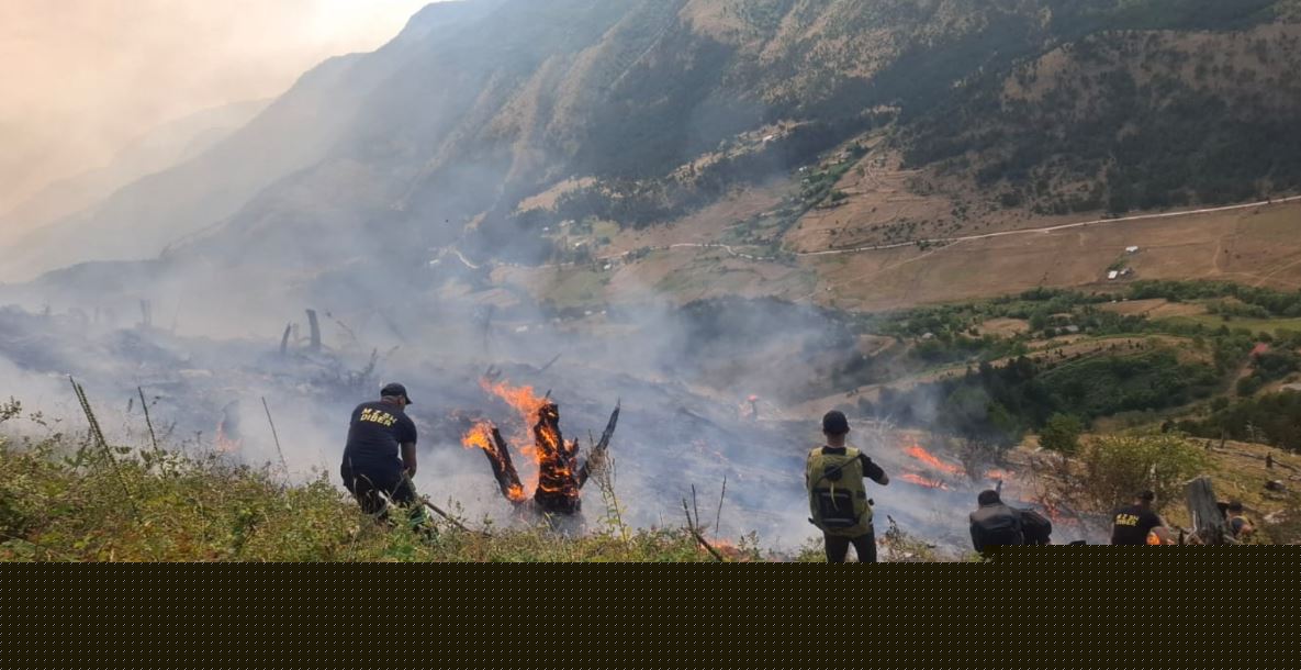 Vijon lufta me flakët në Parkun Kombëtar të Lurës/ Në terren mbi 100 forca dhe dy helikopterë