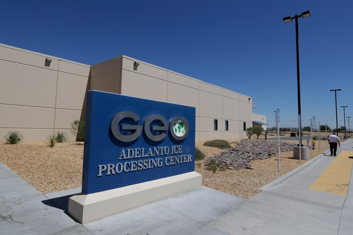 Agua insalubre en centro de detención de ICE en Adelanto, denuncia inmigrante