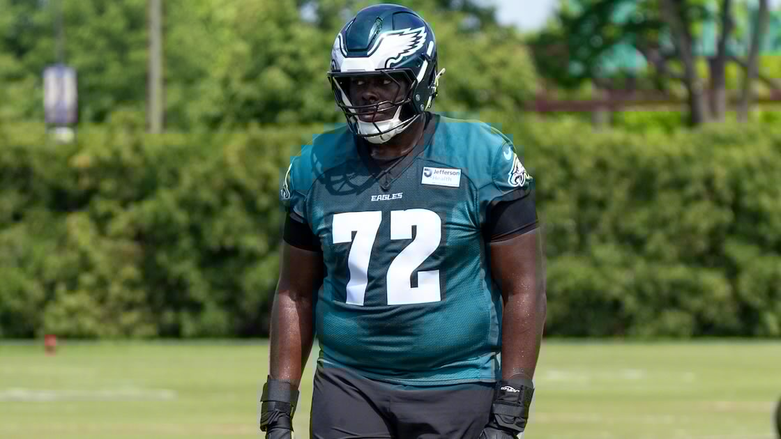Watch 6'9" Markel Bell, 5'11" Willie Lampkin Go Head-to-Head in Drill in Eagles Training Camp Video