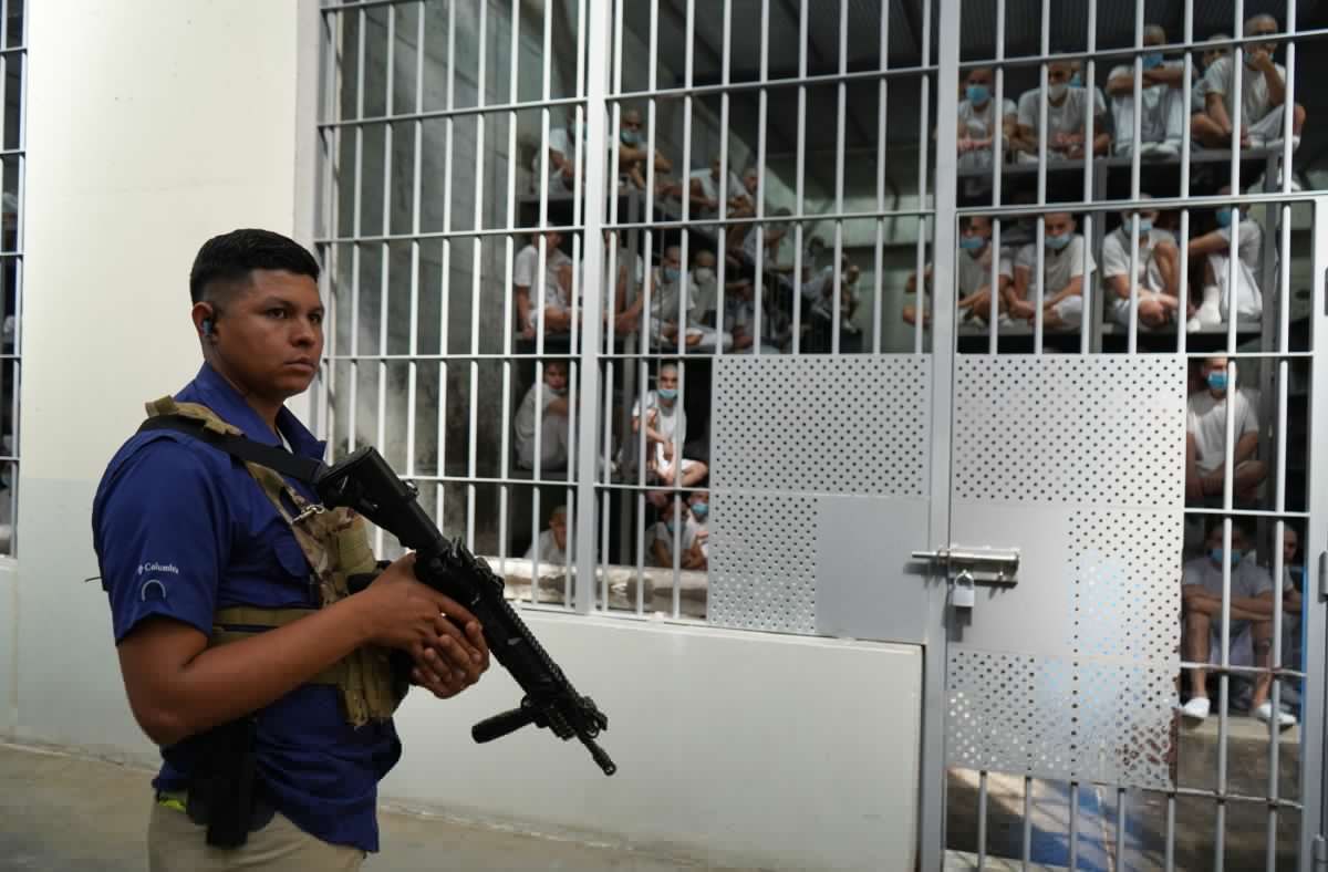 Venezolanos demandan a contratistas del ICE por enviarlos a prisión de El Salvador y sufrir tortura