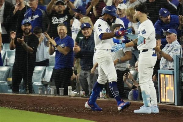 Dodgers get off to fast start in Game 1 triumph over Reds