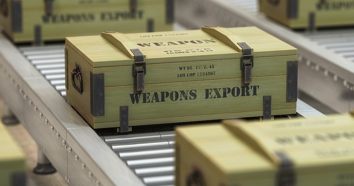 Ciudadano chino se declara culpable de intentar enviar armas a China y equipo militar de EU vía México
