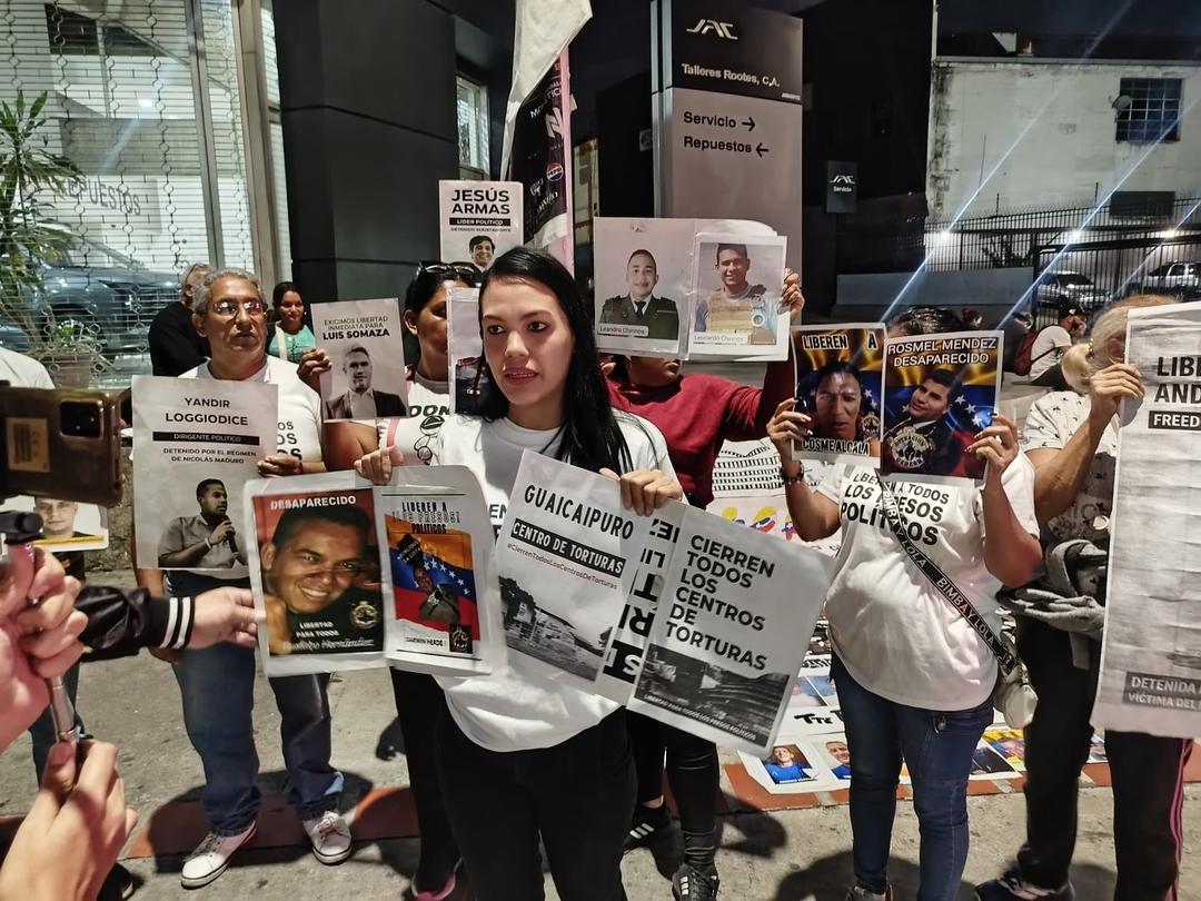 Vigilias ininterrumpidas: Familias cumplieron 22 días sin información de excarcelaciones en El Helicoide