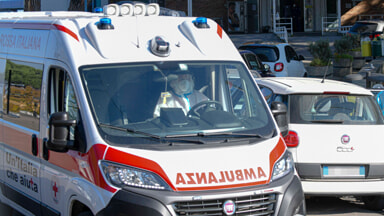 Napoli, incidente a Capodimonte tra due auto e uno scooter: persona in fin di vita