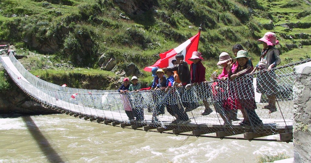 Perú: Comunidad campesina de Uchuccarcco completa  70 días en huelga contra la empresa minera Hudbay por "daños ambientales y falta de diálogo", con comentarios de la empresa