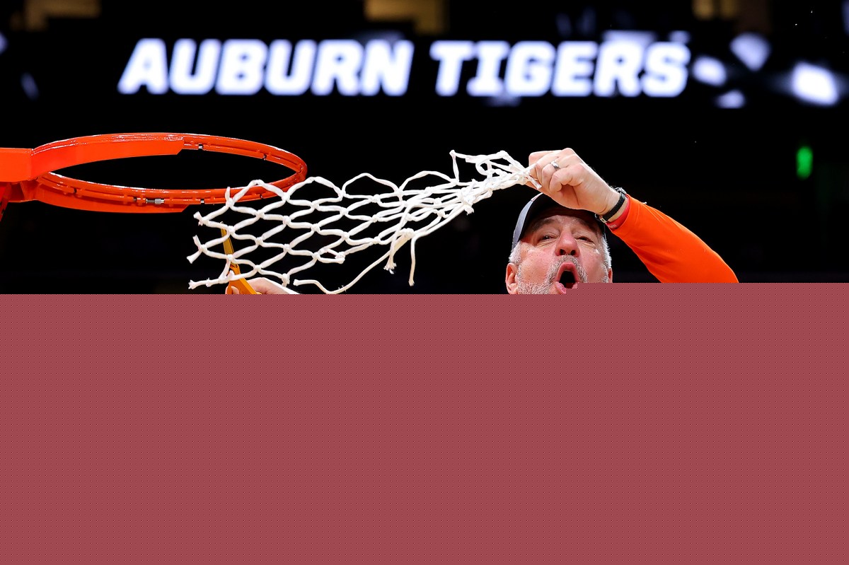 Auburn Basketball’s HC Bruce Pearl Expected to Retire Ahead of Up