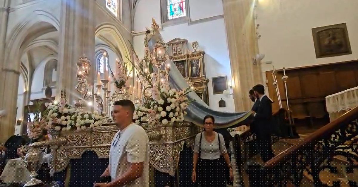 Tarifa cumple con la tradición del paso bajo el manto de la Virgen de la Luz