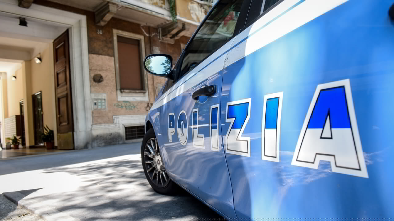 Cocaina, targhe clonate e centraline per auto nell'appartamento a Cesano Boscone: due arresti