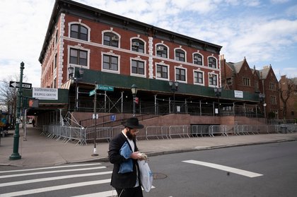 Man arrested after repeatedly crashing car into revered Jewish site in NY