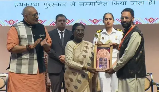 President confers National Handloom Award on 2 Master Weavers from Kanihama