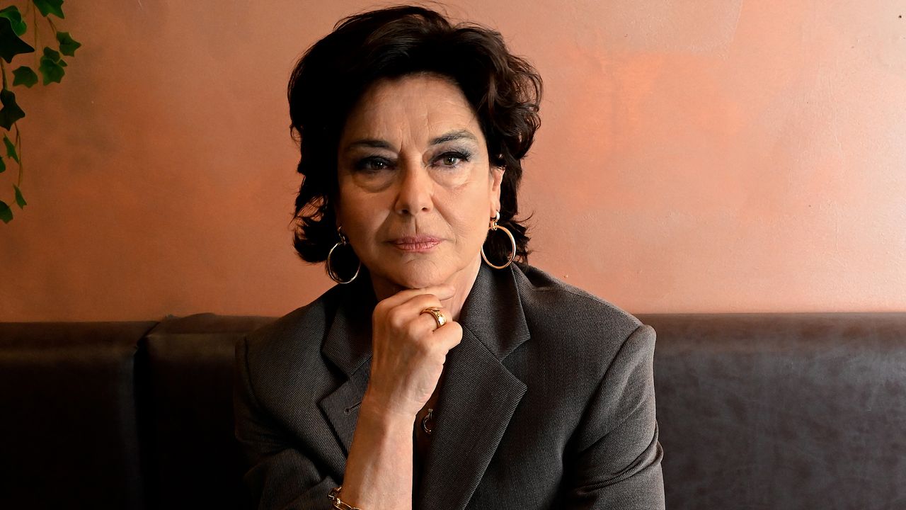 Monica Guerritore: «Invecchiando voglio sembrare bella, tosta, agguerrita e piena di lavoro. Probabilmente voglio sembrare quella che sono: un’attrice»