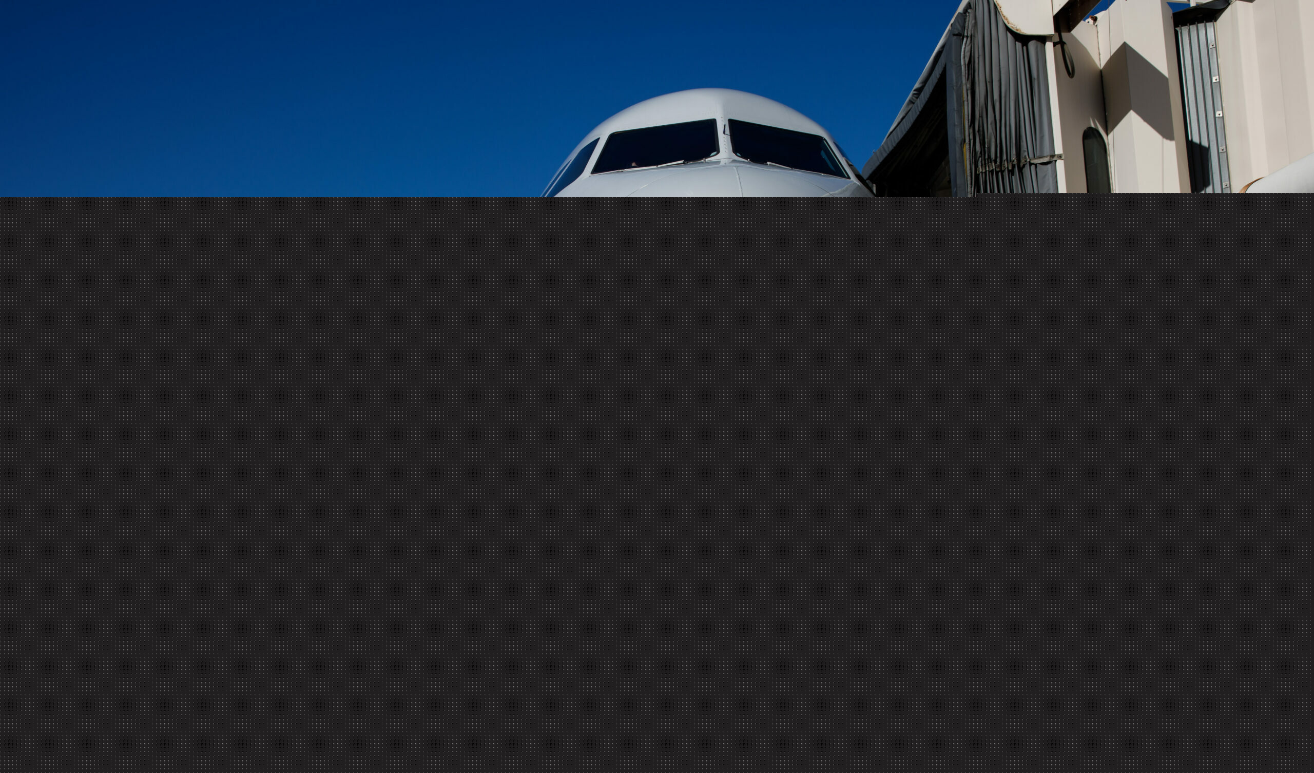 Vrei să pui bagajul în compartimentul de deasupra? O companie aeriană va începe să taxeze acest serviciu