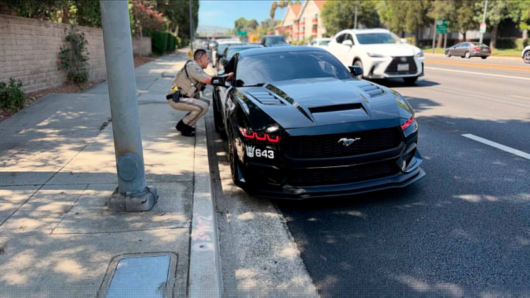 Un californiano disfrazó su Mustang de un decepticon de Transformers y salió a las calles hasta que apareció un Camaro de la policía real decidió que el cosplay había llegado demasiado lejos y lo detuvo