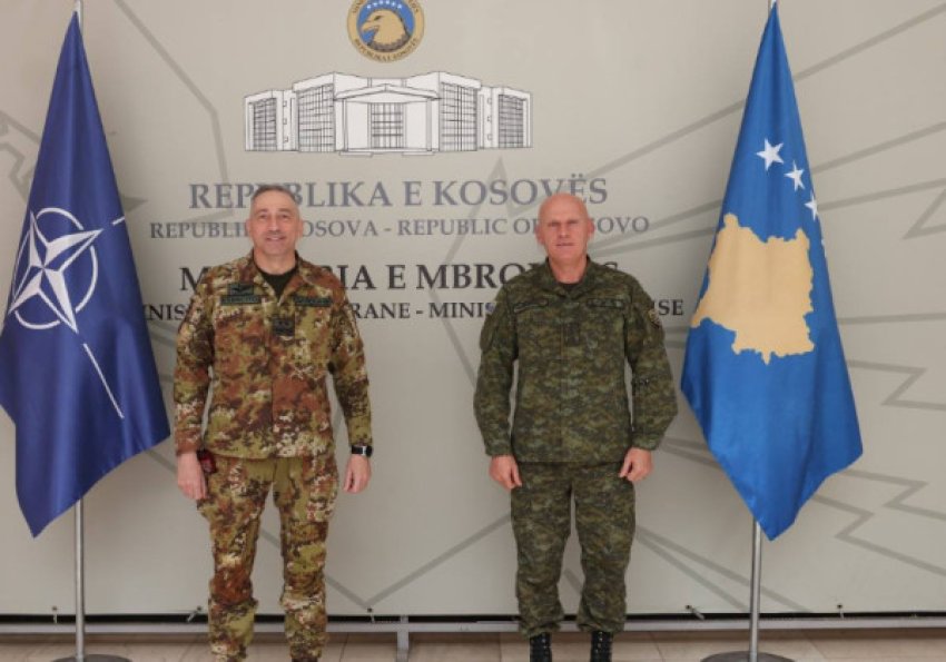 Komandanti i FSK-së, Bashkim Jashari pret në takim lamtumirës komandantin e KFOR-it, Enrico Barduani