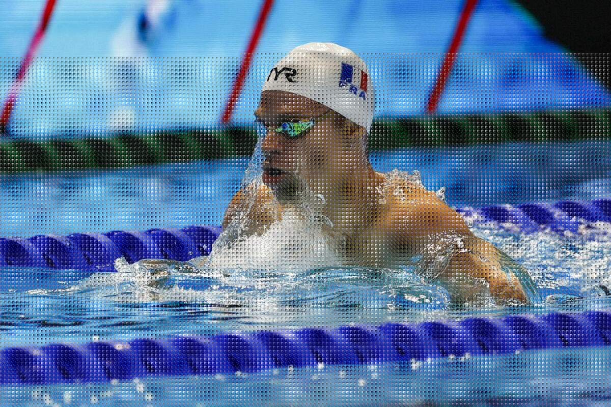« J’ai hésité à déclarer forfait plein de fois » : blessé, Léon Marchand entretient le doute pour le 400 m quatre nages des Championnats d’Europe