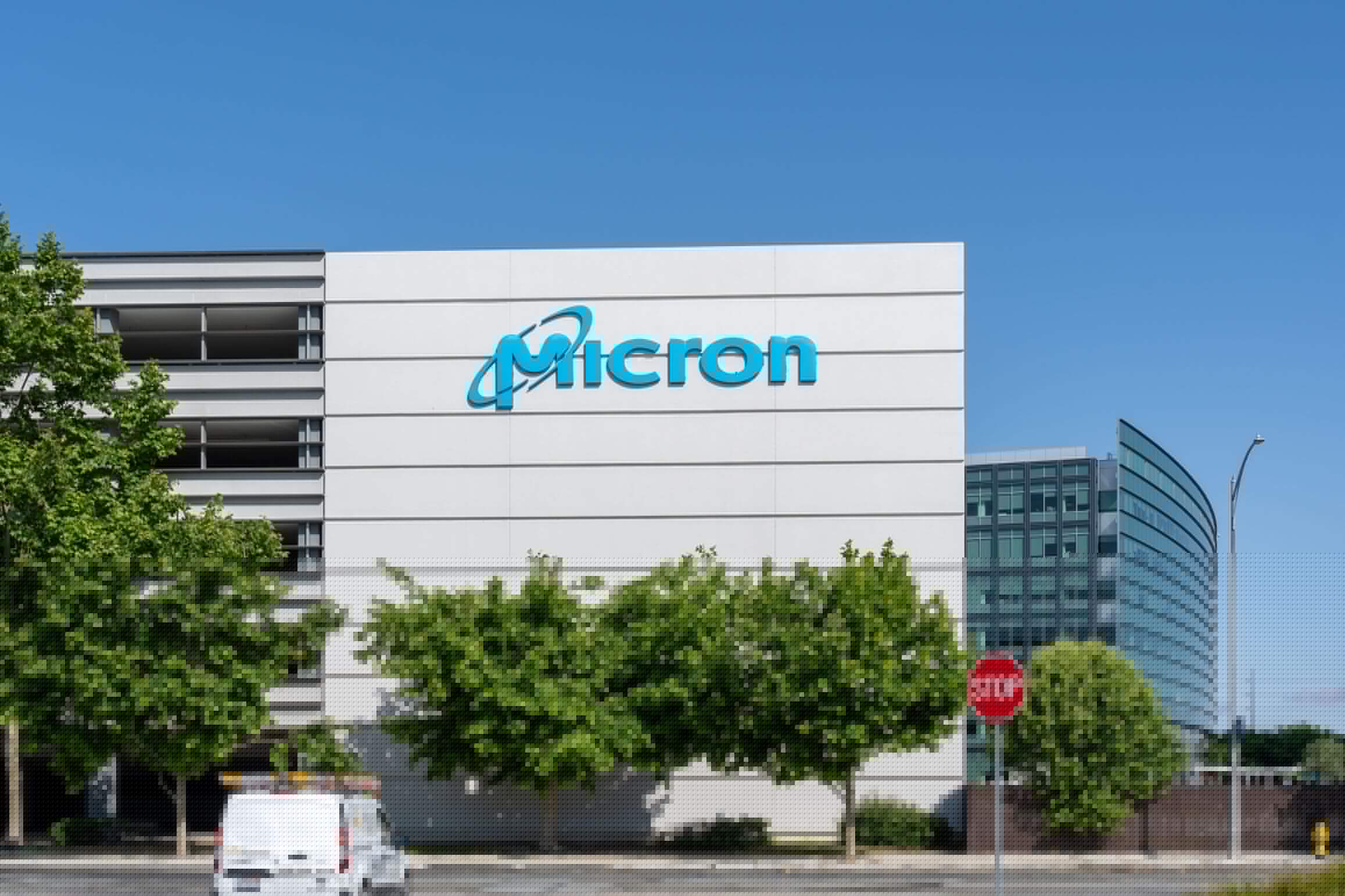 Micron (MU) Stock Gains as Analysts Back Strong Memory Outlook