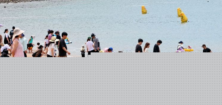 [내일날씨]전국 낮 최고 34도 무더위…동해안 비·내륙엔 소나기