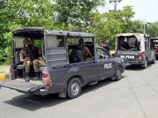 لاہور؛ صحافی پر تشدد کا معاملہ، 4 پولیس اہلکار معطل