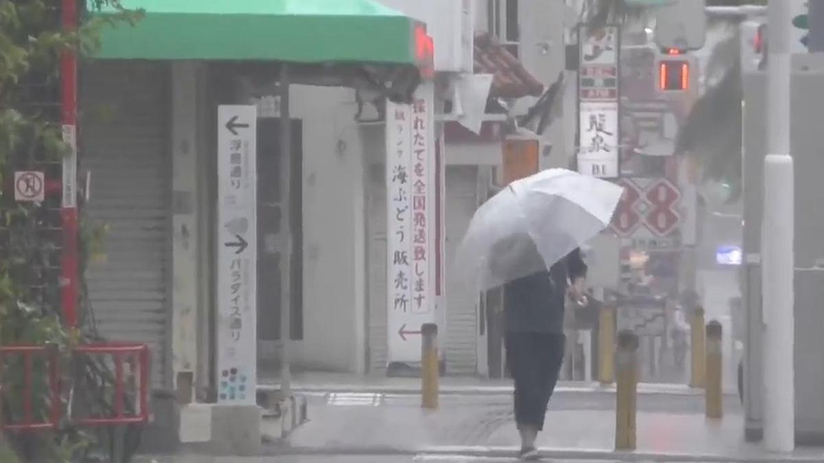 Typhoon hits Japan's Okinawa, China shuts ports