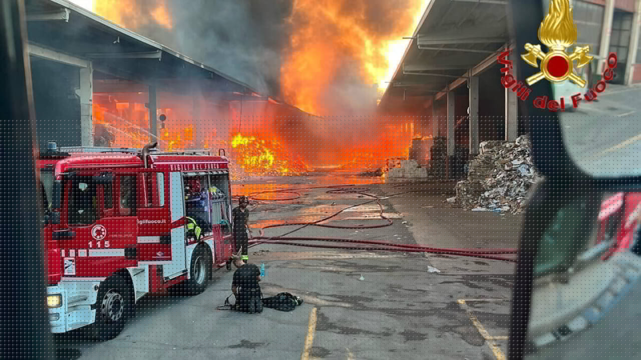 Derubano i pompieri impegnati a spegnere il maxi incendio: parte la gara di solidarietà