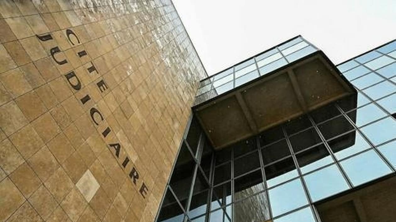 Elle séquestre un homme sur son balcon et menace les policiers avec un couteau