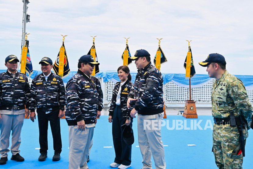 Seskab Teddy, Panglima dan Wapang, serta Tiga Kastaf Kenakan PDL Baru TNI