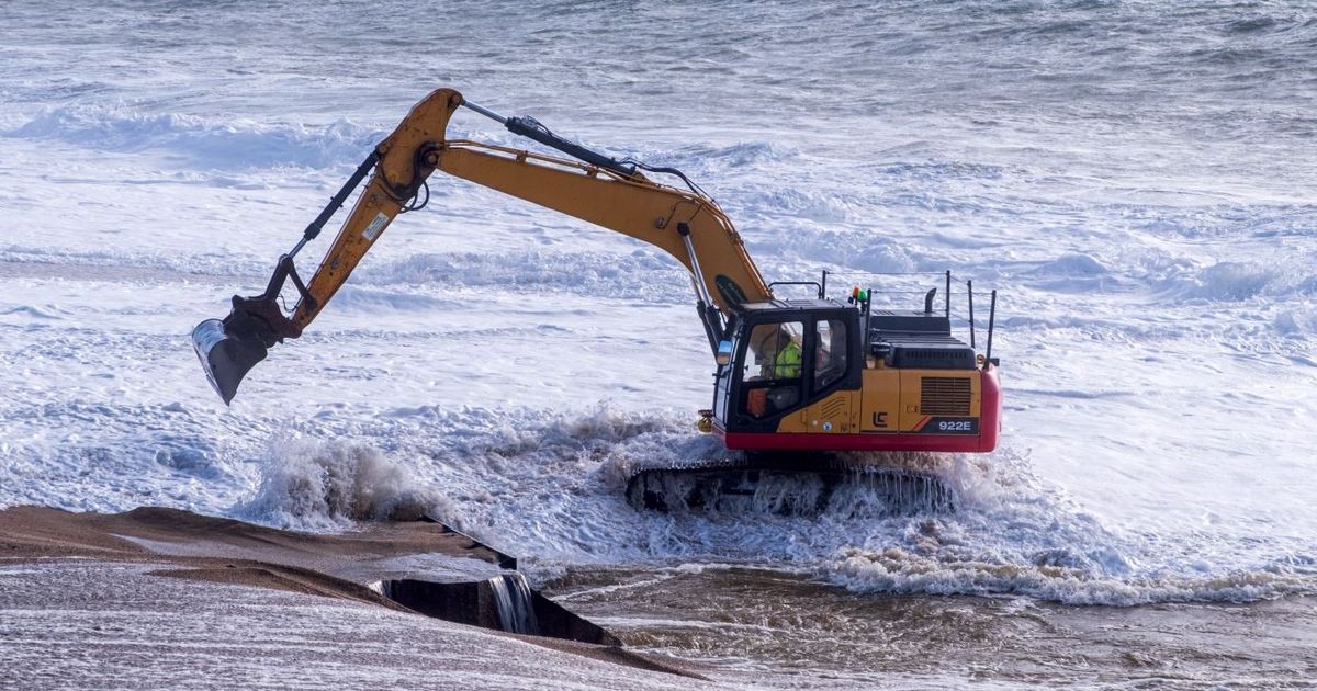 'Amazing bravery' of crew in crashing waves to save town from flooding at Loe Bar