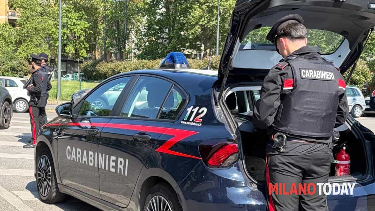 Inseguimento da film alle porte di Milano: scappa all'alt sulla moto rubata
