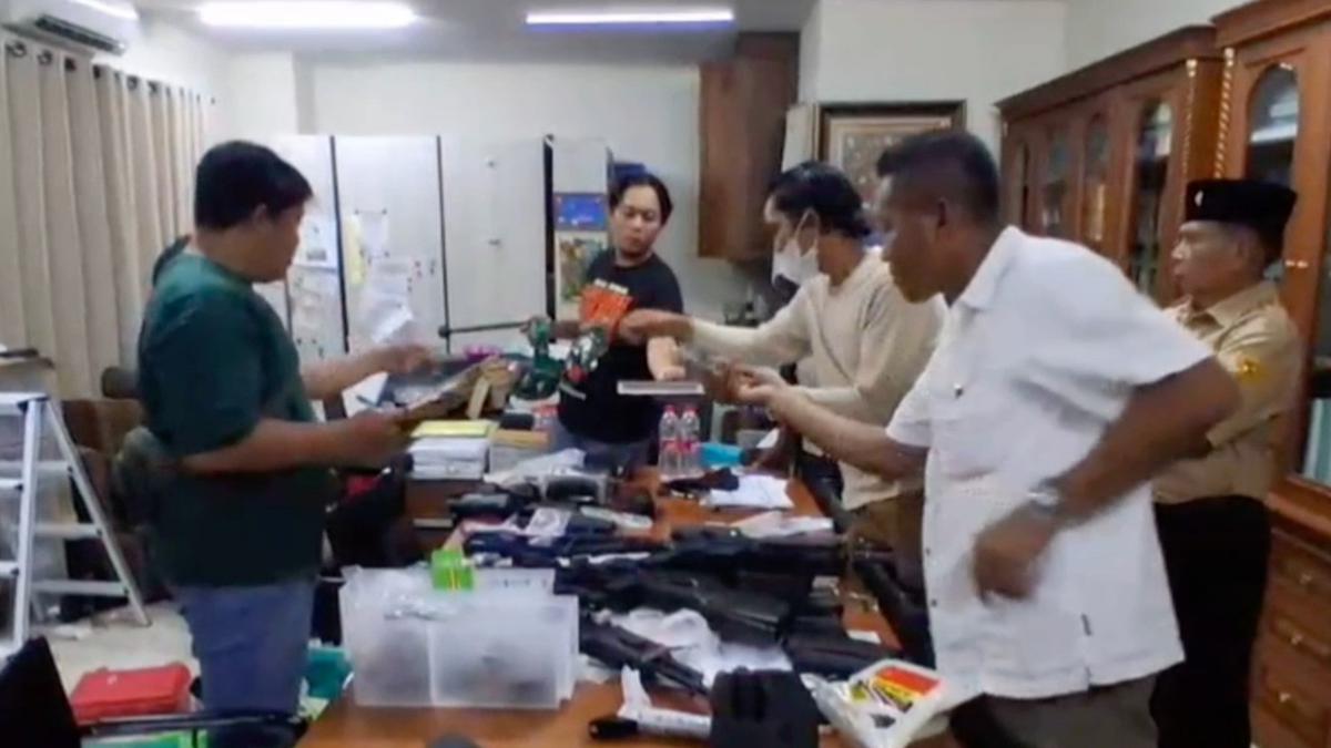 Daftar Senjata yang Ditemukan Polisi di Sekolah Swasta Jaksel