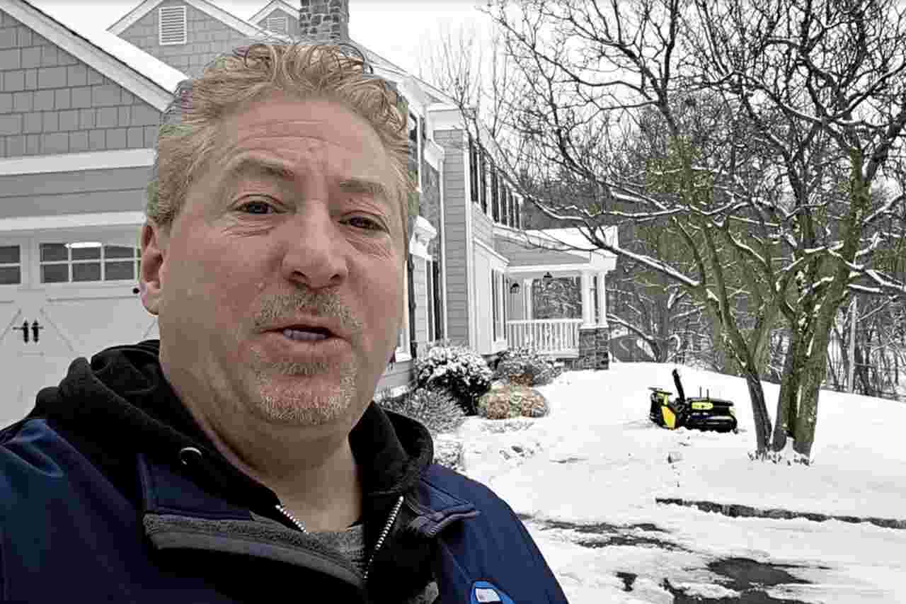 Video: Mann erregt Aufmerksamkeit, nachdem er einen Schneeräumroboter während eines Schneesturms zeigt
