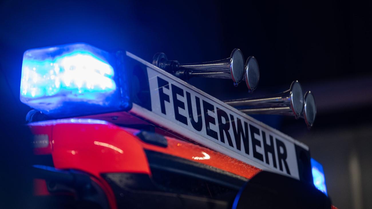 Brände: Dachgeschoss in Flammen - mindestens 400.000 Euro Schaden