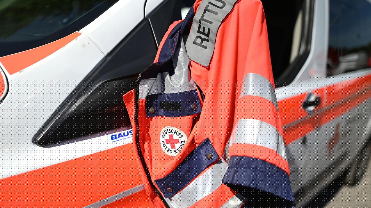 Unfallflüchtiger gesucht: Krankenwagen ausgebremst - Frau schwer verletzt